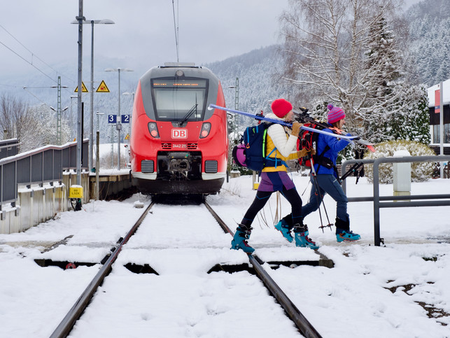 die-deutsche-bahn-baut-das-angebot-fuer-skireisen-u-michael-vitzthum-240112_download Die Deutsche Bahn baut das Angebot für Skireisen und Wintersportler:innen aus