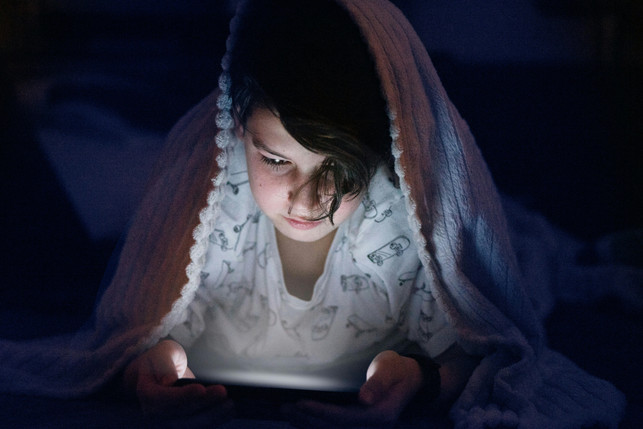 pexels-freestockpro-11019477 Kind mit Smartphone im Bett
