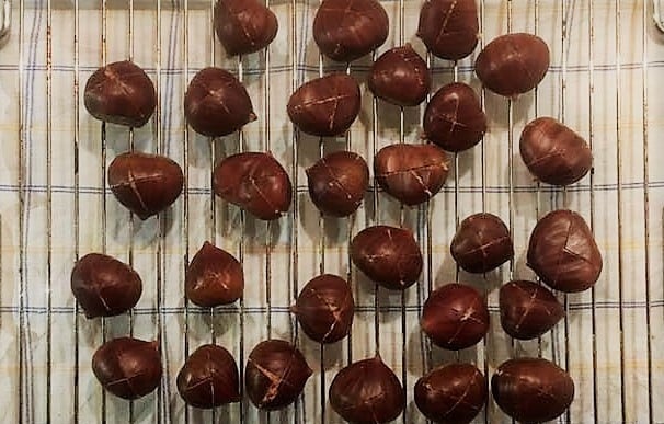 bevor-du-die-maronen-schaelst-kommen-sie-mit-der-e-matthias-schulz-181016_download Bevor du die Maronen schälst, kommen sie mit der eingeritzten Schale nach oben in den Ofen.