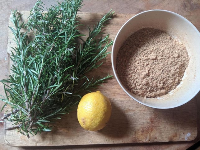 fuer-den-rosmarinsirup-brauchst-du-neben-rosmarin-n-pascal-thiele-utopiade-190828_download Für den Rosmarinsirup brauchst du neben Rosmarin nur Zitrone, Zucker und Wasser.