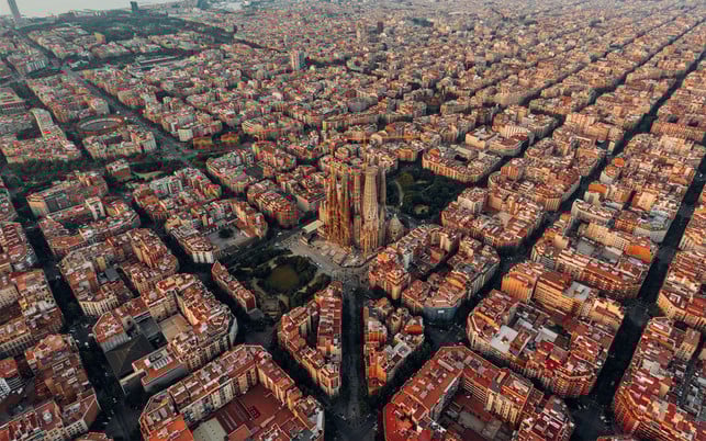 barcelona-us-cc0-logan-armstrong-220310-1280x800 Barcelona: Die schachbrettartige Stadtarchitektur ermöglicht autofreie "Superblocks"