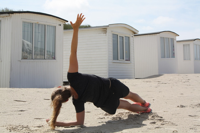 mit-der-side-plank-trainierst-du-deine-seitliche-b-anna-rau-190809_download Mit der Side-Plank trainierst du deine seitliche Bauchmuskulatur.