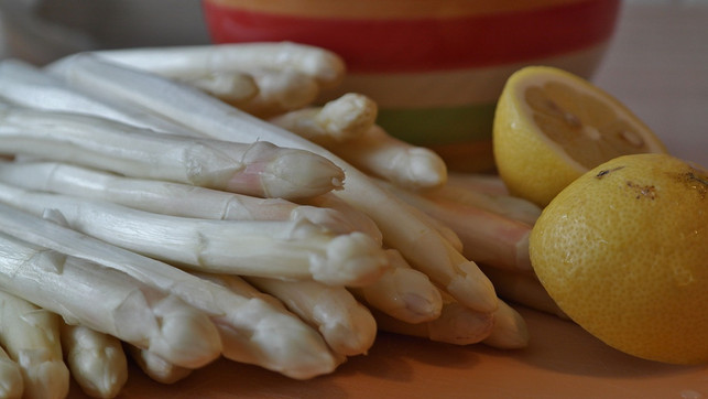 weisser-spargel-und-bio-zitrone-cc0-pixabay-ritae-190328_download Weißer Spargel und Bio-Zitrone sind sommerliche Zutaten für diesen schnellen Grill-Salat.