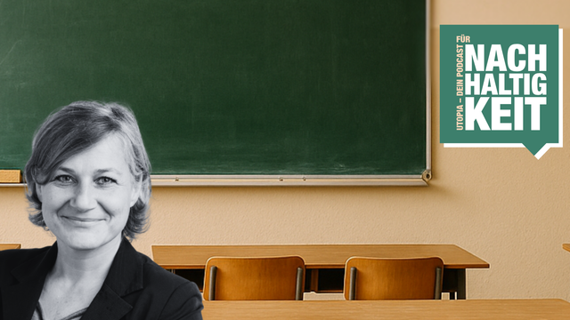 Utopia Podcast Bildung Eine Frau mit kurzem, hellen Haar und einem schwarzen Blazer lächelt vor einer grünen Schultafel in einem Klassenzimmer mit Holztischen und Stühlen. Rechts oben ist ein grünes Sprechblasen-Logo mit weißer Schrift, das „UTOPIA – DEIN PODCAST FÜR NACHHALTIGKEIT“ zeigt.