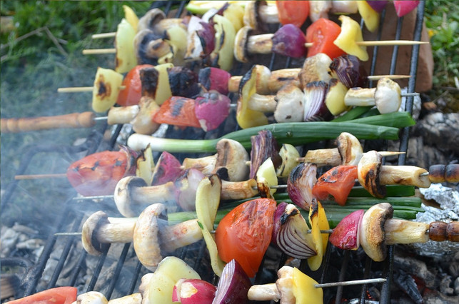 gemseschaschlik-cco-pixabay-korneker-170702 Auch Gemüsespieße kannst du ohne Alufolie grillen.