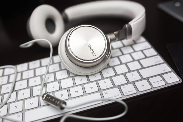 mit-einem-headset-bist-du-in-videokonferenzen-bess-cc0-pixabay-stocksnap-220427_download Mit einem Headset bist du in Videokonferenzen besser zu hören.