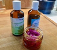 Rosenessenz Rosenblätter in Alkohollösung: So entsteht die Rosenessenz.