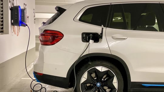 E-Auto lädt in einer Tiefgarage Sollte man ein E-Auto gebraucht kaufen?