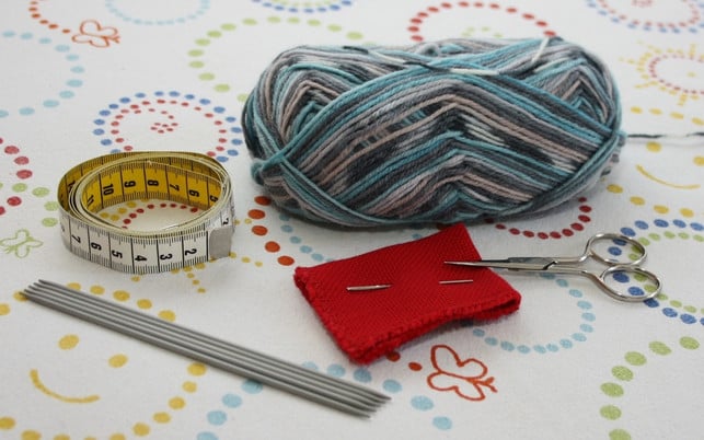 babysocken-stricken-mit-bunter-sockenwolle-maria-hohenthalutopia-190914_download Um Babysocken zu stricken, kannst du bunte Sockenwolle verwenden.