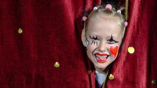 Girl Wearing Clown Makeup Peeking Through Curtains kinderschminke selber machen