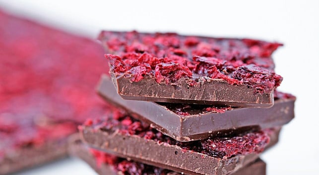 gefriergetrocknete-fruechte-findest-du-auch-oft-auf-cc0-unsplash-kristiana-pinne-240126_download Gefriergetrocknete Früchte findest du auch oft auf Schokolade.