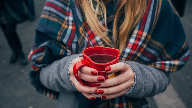 gluehwein-im-test-oekotest-u-AlisaAnton-231115-1280x720 Winterzeit ist Glühweinzeit: Bei Bio-Produkten musst du dir keine Sorgen wegen enthaltenen Pestiziden machen.