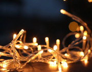 Lichterketten sehen zu Weihnachten schön aus, verbrauchen aber Strom.