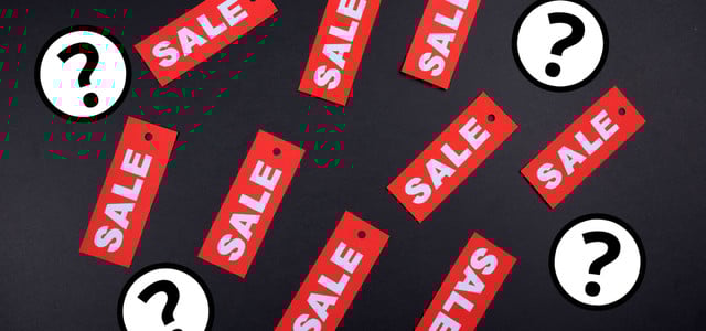 Black Friday: Echte Schnäppchen von Scheinrabatten unterscheiden – so geht’s (Foto: CC0 / Unsplash - Tamanna Rumee) Mehrere rote Preisschilder mit dem weißen Schriftzug „SALE“ liegen verstreut auf einem schwarzen Hintergrund, dazwischen sind weiße Kreise mit schwarzen Fragezeichen.