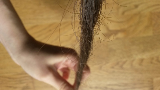 drehst-du-einzelne-straehnen-deiner-haare-ein-werd-helena-maier-utopia-180330_download Drehst du einzelne Strähnen deiner Haare ein, werden die beschädigten Spitzen sichtbar.