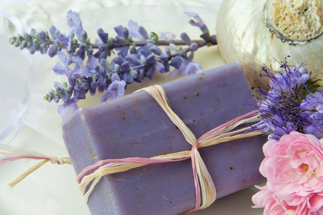 naturseife-kann-shampoos-und-gels-ersetzen-cc0-pixabay-silviarita-180417_download Hygieneprodukte dürfen auf der Packliste für den Urlaub nicht fehlen.