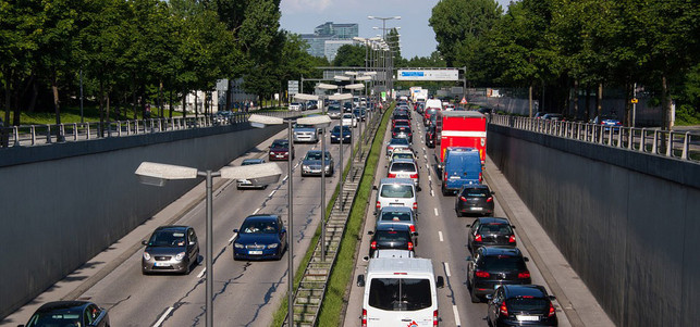 land-der-pendler-pb-cc0-170405-1280x600 Stau