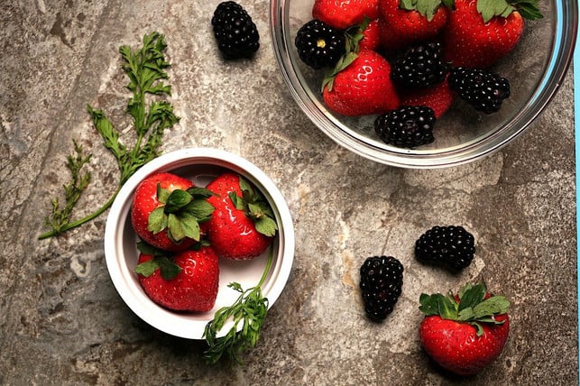 frische-beeren-fuer-ein-dessert-aus-kuchenresten-cc0-pixabay-eyebidder-210226_download Frische Beeren für ein Dessert aus Kuchenresten.