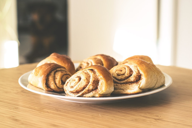 zimtschnecken-sind-ein-typisch-schwedisches-gebaeck-cc0-pixabay-lum3n-180830_download Zimtschnecken sind ein typisch schwedisches Gebäck, dass du gut mit Kollegen teilen kannst.
