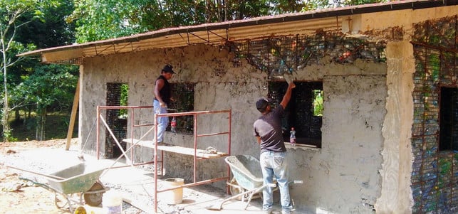 plastic-bottle-village-haus-z-the-plastic-bottle-village-170705-1280x600 Haus Plastikflaschen Plastic Bottle Village