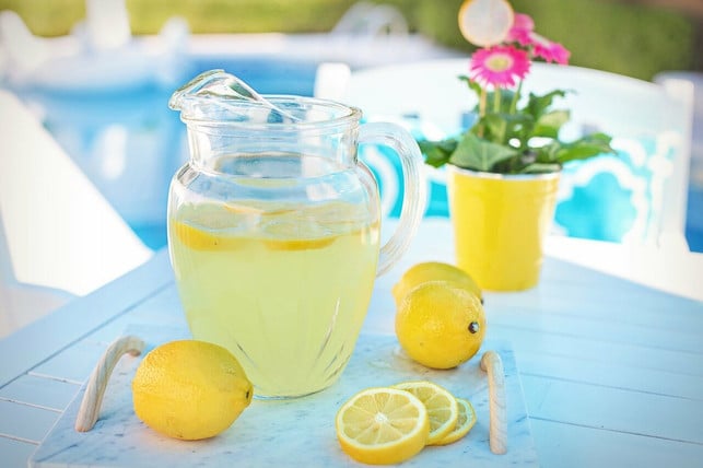 eine-selbst-gemachte-limonade-ist-frei-von-chinoli-cc0pixabayjillwellington-210310_download Eine selbst gemachte Limonade ist frei von Chinolingelb.