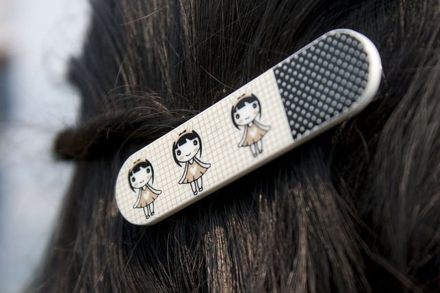 du-kannst-deine-haare-ohne-glaetteisen-glaetten-ind-cc0-pixabay-suman-200508_download Du kannst deine Haare ohne Glätteisen glätten, indem du einzelne Strähnen mit Klammern und Spangen am Kopf befestigst.
