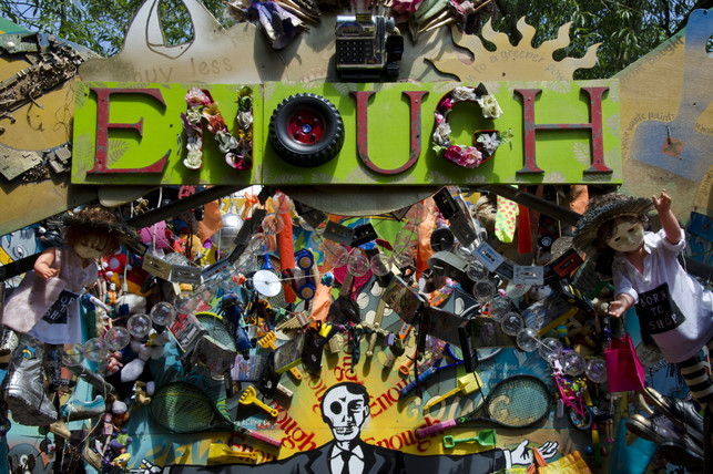 Festival-Glastonbury-enough-consumption_x_Rachel-Docherty-050216 Schluss mit Konsum – die Message eines Kunstobjekts des Glastonbury Festivals.