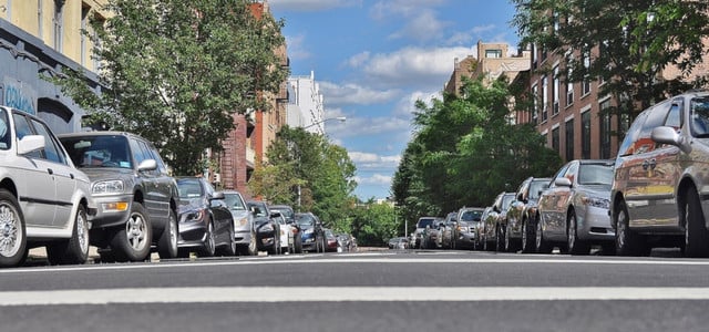 Straße mit parkenden Autos auf beiden Seiten