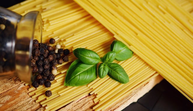 spaghetti-harmonieren-bestens-mit-linsenbolognese-cc0-pixabay-congerdesign-190314_download Ein einfaches Gericht mit roten Linsen ist Bolognese mit Spaghetti.