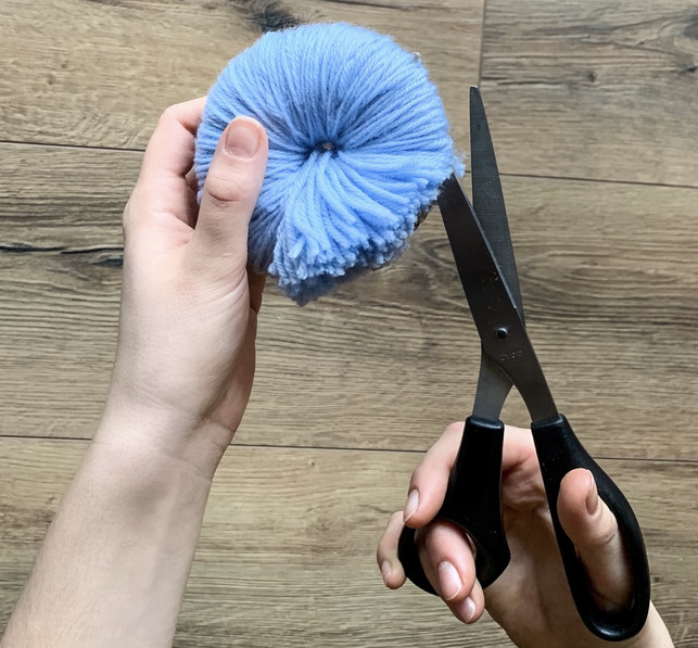 schneide-mit-einer-schere-die-faeden-an-den-schabl-katrin-baab-utopia-191227_download Schneide mit einer Schere die Fäden an den Schablonen entlang durch.