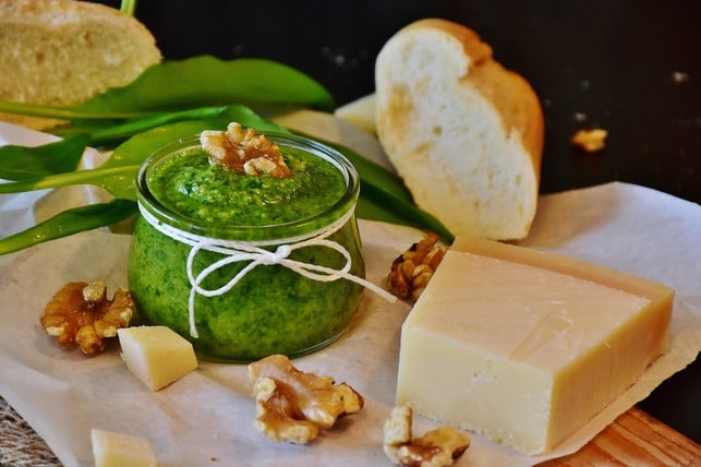 walnuss-pesto-mit-parmesan-passt-auch-gut-zu-brot-cc0-pixabay-ritae-180927_download Walnuss-Pesto mit Parmesan passt auch gut zu Brot.