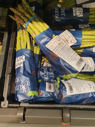 Spargel aus Mexico im Supermarkt Spargel aus Mexico im Supermarkt