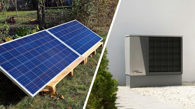251022-warmepumpe-und balkonkraftwerk-cc0-pb-julianaffeldt_pexels-alpha-innotec Links zwei auf einem Holzgestell montierte Solarpaneele auf einer Wiese, rechts eine graue Wärmepumpe mit schwarzem Lüftungsgitter vor einer weißen Hauswand