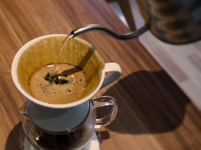 porzellan-als-kaffeefilter-ersatz-erfordert-einen-cc0-pixabay-kaffeetastisch-230227_download Porzellan als Kaffeefilter-Ersatz erfordert einen zweiten Filter – idealerweise aus Edelstahl oder Stoff.