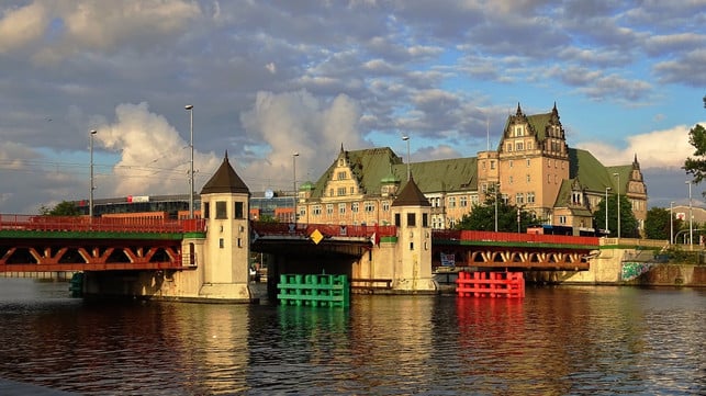 die-zugstrecke-berlin-stettin-ist-eine-der-aelteste-cc0-pixabay-neufal54-220318_download Die Zugstrecke Berlin-Stettin ist eine der ältesten Deutschlands.