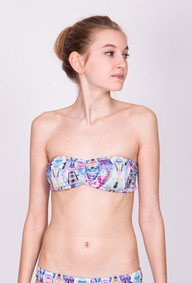 150722-nachhaltige-bademode-under-the-same-sun-p So bunt sind die Bikinis des schwedischen Labels Under The Same Sun.
