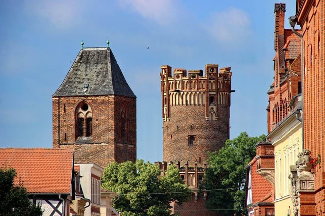 wurde-zur-schoensten-deutschen-kleinstadt-gekuert-t-cc0-pixabay-sjunker2018-220530_download Tangermünde lässt sich von Magdeburg aus mit dem Deutschlandticket erreichen.