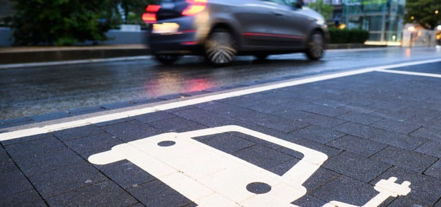 Auf E-Autos bekommst du momentan hohe Rabatte.