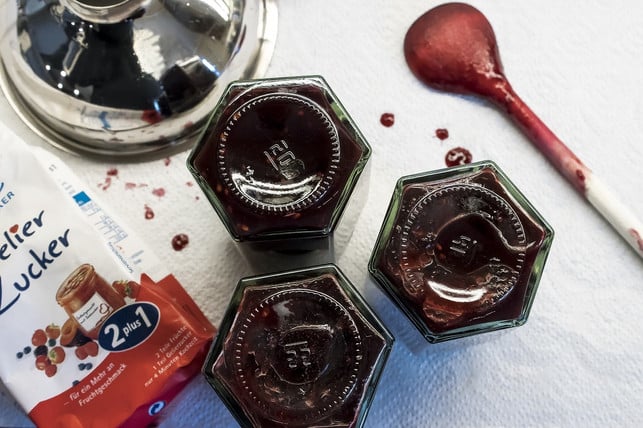 brombeermarmelade-schmeckt-besonders-lecker-als-fr-cc0-pixabay-stux-190226_download Wichtiger Schritt im Brombeermarmeladen-Rezept: Lasse die Gläser auf dem Kopf stehend auskühlen.