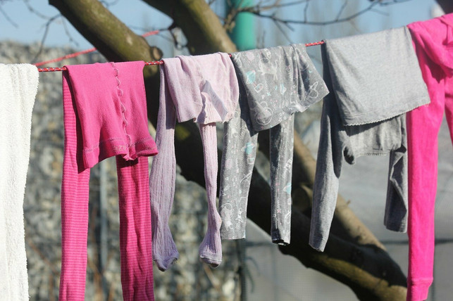 trockne-deine-strumpfhose-lieber-an-der-frischen-l-cc0-pixabay-danielam-220118_download Nach dem Waschen trocknest du Strumpfhosen am besten an der Luft.