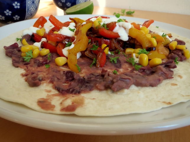 zum-wuerzigen-bohnenmus-und-bratgemuese-passen-suessli-utopia-leonie-barghorn-200730_download Zum würzigen Bohnenmus und Bratgemüse passen süßliche Maiskörner, erfrischende vegane saure Sahne und Limettensaft.