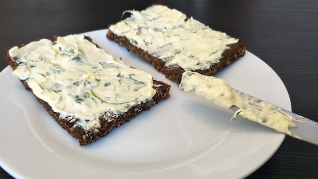 selbstgemachte-kraeuterbutter-eignet-sich-als-brota-sven-christian-schulz-utopia-180224_download Selbstgemachte Kräuterbutter kannst du auch gut als Brotaufstrich genießen.