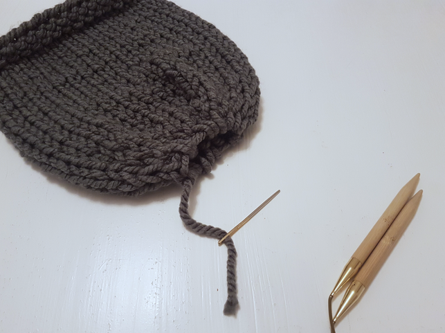 die-selbst-gestrickte-muetze-beenden-charlotte-gneupel-utopia-171230_download Die selbst gestrickte Mütze beenden.