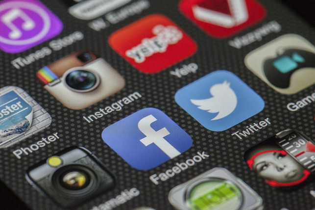 zum-beispiel-als-content-creator-kannst-du-dich-ueb-cc0-pixabay-lobostudiohamburg-210918_download Zum Beispiel als Content Creator kannst du dich über soziale Netzwerke engagieren.