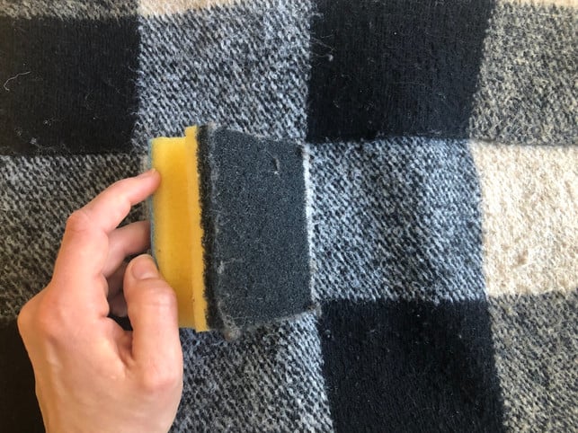 mit-der-rauhen-seite-des-schwamms-kannst-du-fussel-lea-herman-utopiade-220305_download Mit der rauen Seite des Schwamms kannst du Fussel gut entfernen.