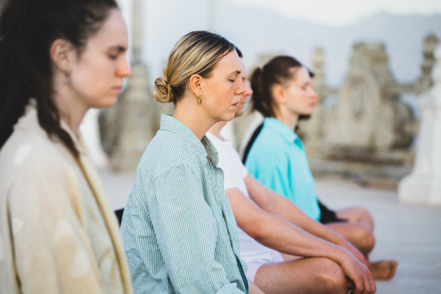 Relaxation techniques and routines can support professional treatment for summer depression.