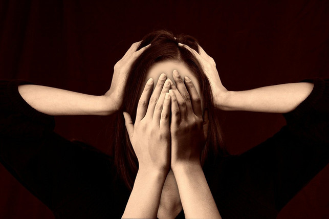 passiv-aggressive-menschen-verstecken-oft-ihre-wut-cc0-pixabay-geralt-210923_download Passiv-aggressive Menschen verstecken oft ihre Wut hinter einem sarkastischen Kommentar gepaart mit einem Lächeln.