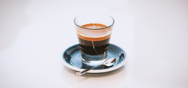 Forschende berechnen die perfekte Methode des Kaffeebrühens
