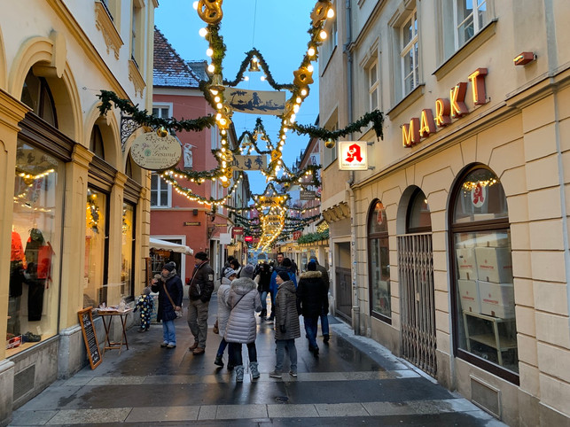 die-urigen-strassen-von-wuerzburg-laden-zum-flaniere-laura-mueller-200716_download Die urigen Straßen von Würzburg laden zum Flanieren ein – egal ob im Sommer oder im Winter.