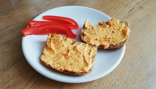 fetacreme-eignet-sich-auch-sehr-gut-als-brotaufstr-utopia-julia-kloss-190702_download Fetacreme eignet sich auch sehr gut als Brotaufstrich.